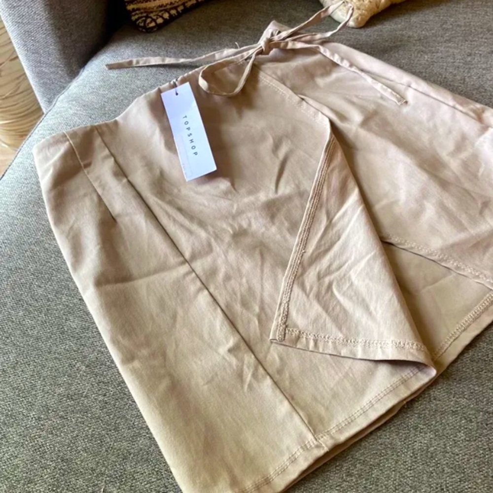 Topshop khaki mini skirt. BRAND NEW W/ TAGS, size 2. Elastic band waistline.
